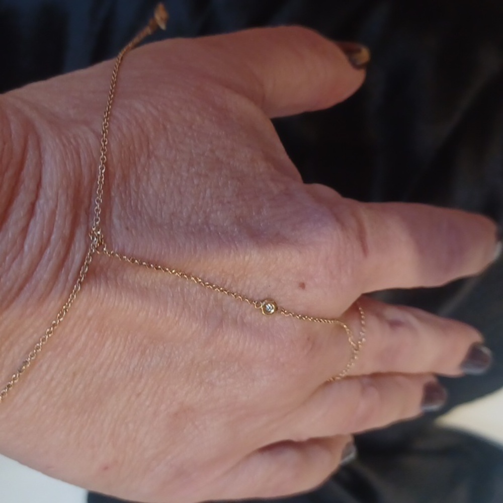 Finger bracelet